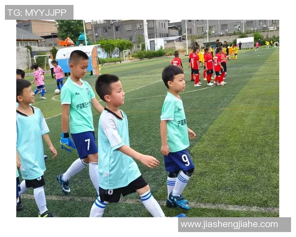 足球明星携手幼儿园共创快乐成长之旅让孩子们在足球中感受团结与梦想